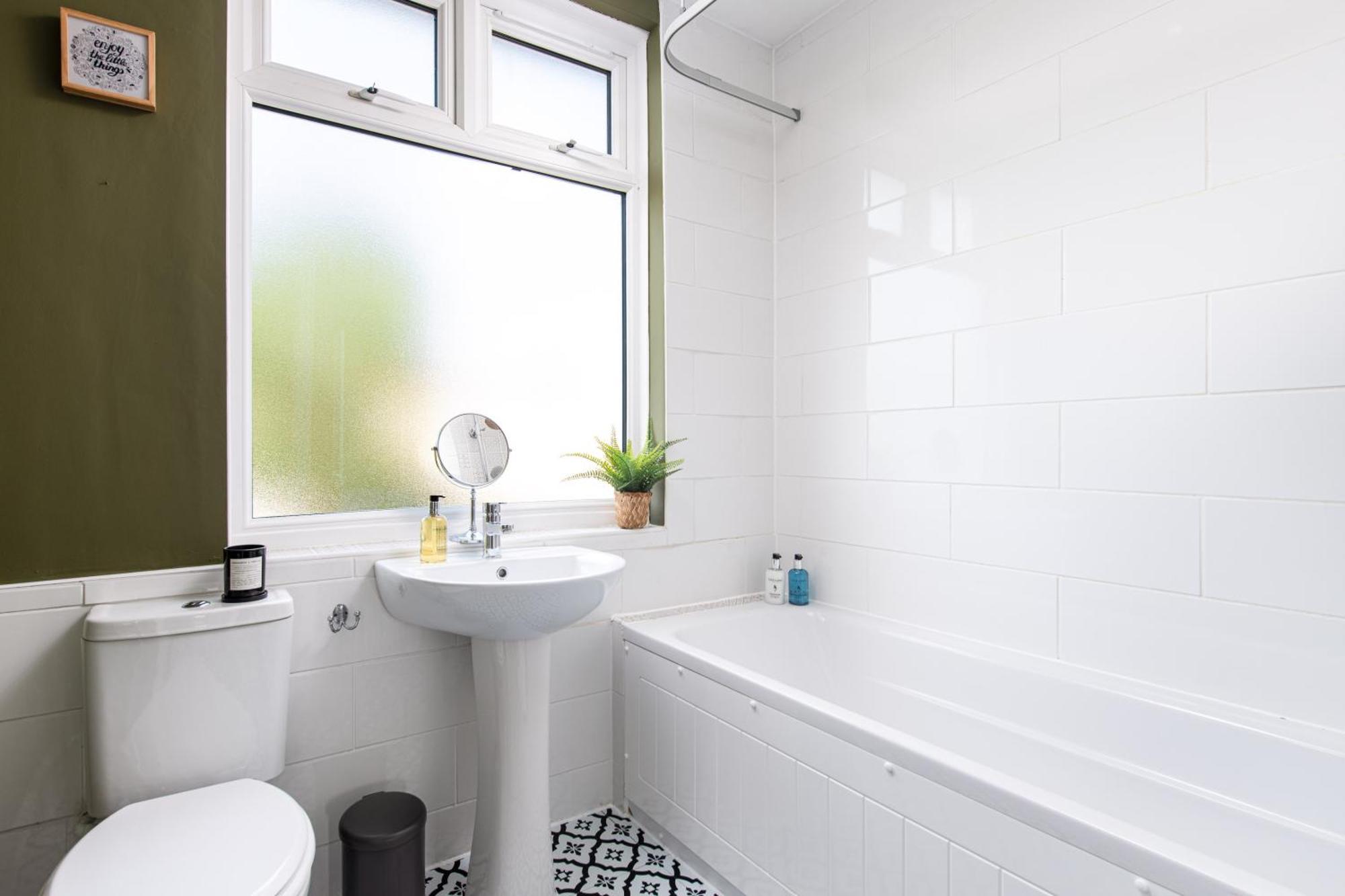 Charming Family Home With Stoves, Garden & Parking Bristol Exteriör bild